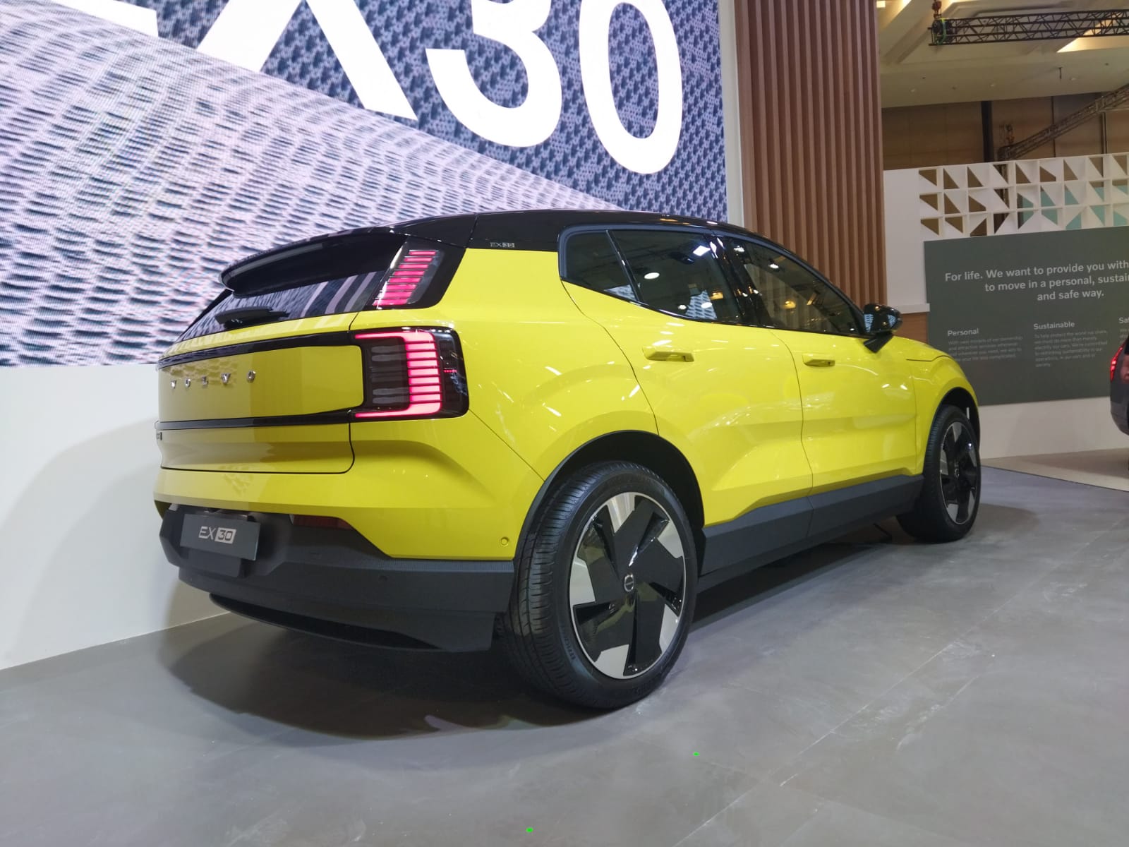Kecil-kecil Cabe Rawit, Ini Spesifikasi Volvo EX30 SUV Yang Rilis di GIIAS 2024 Buritan XC30 tampil dengan aura modern