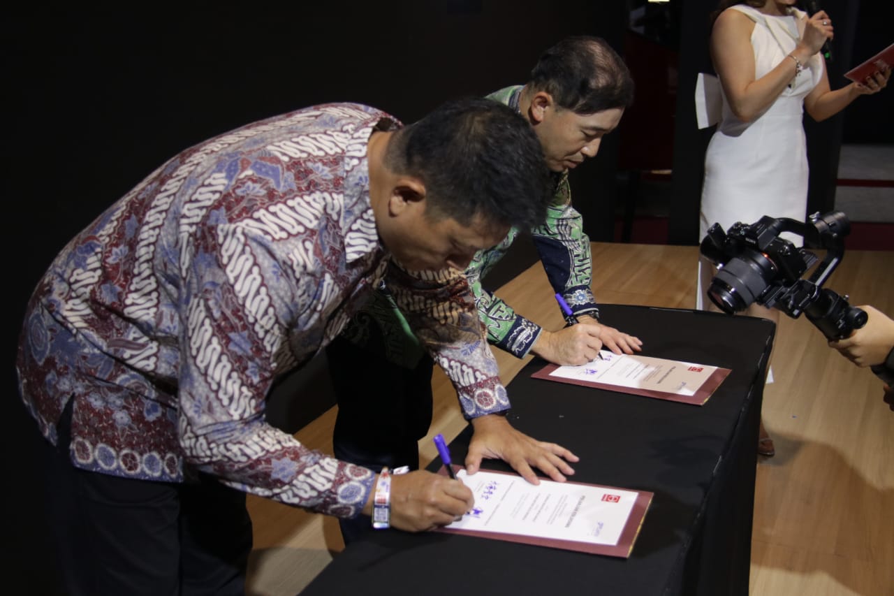 BIMA dan Hino Tandatangani Kontrak Suku Cadang dan Jasa Overhaul Mesin di GIIAS 2024 Takashi Muto, President Director HMSI (kanan) saat penandatanganan kerjasama dengan PT BIMA