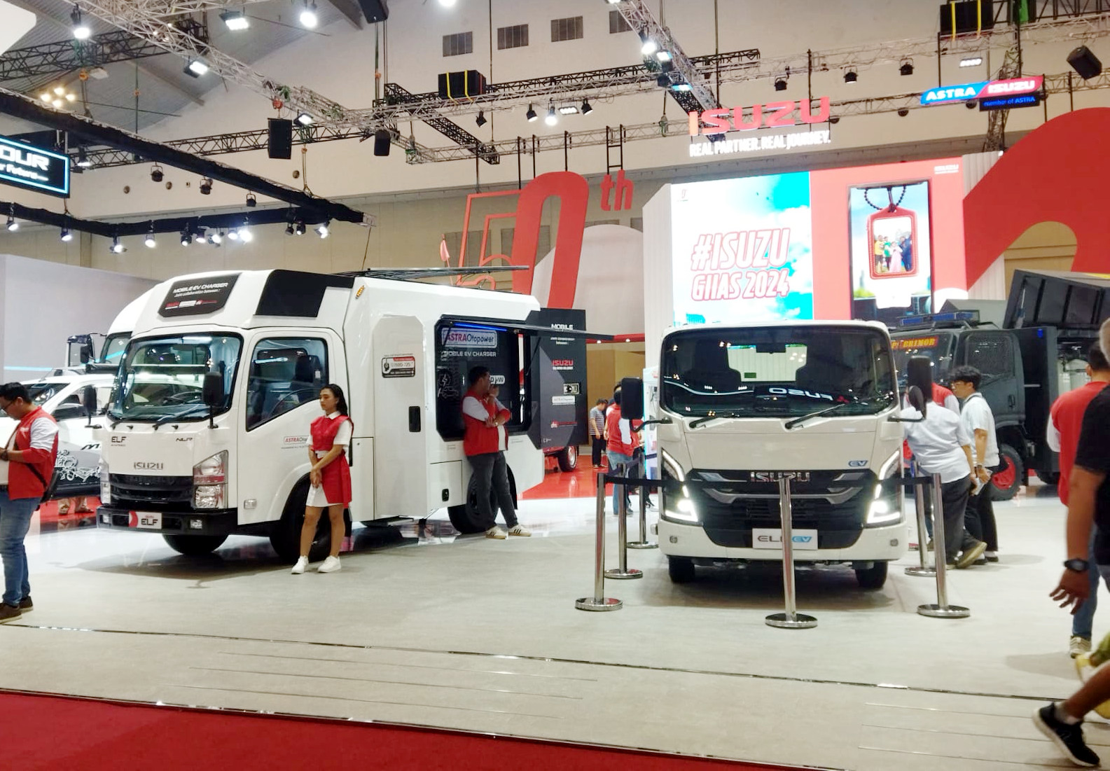 Isuzu Elf EV (kanan) dan Isuzu Mobile EV Charger (kiri)