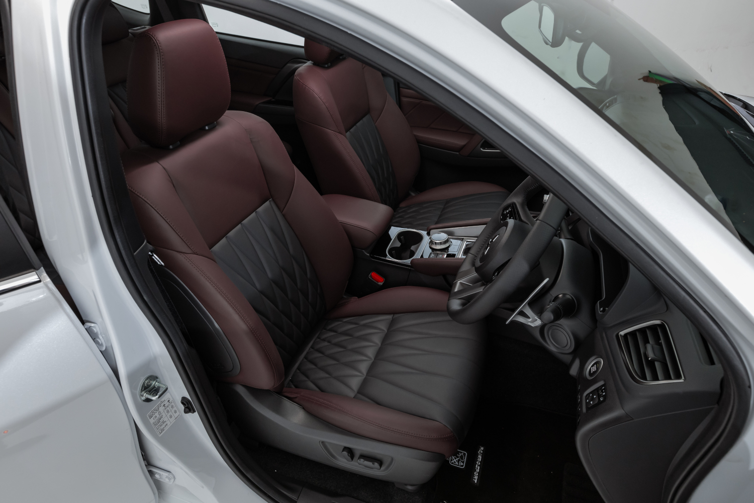 Interior New Mitsubishi Pajero Sport kombinasi warna hitam dan burgundy