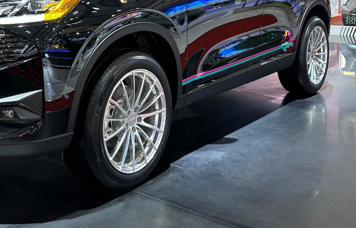 Referensi Modifikasi GWM Haval H6 HEV Ganti Velg dan Pasang Roofbox Ganti velg multi-palang bikin roda tampil meaty