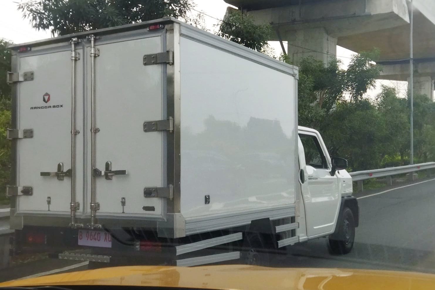 Toyota Hilux Rangga melaju di Tol Dalam Kota