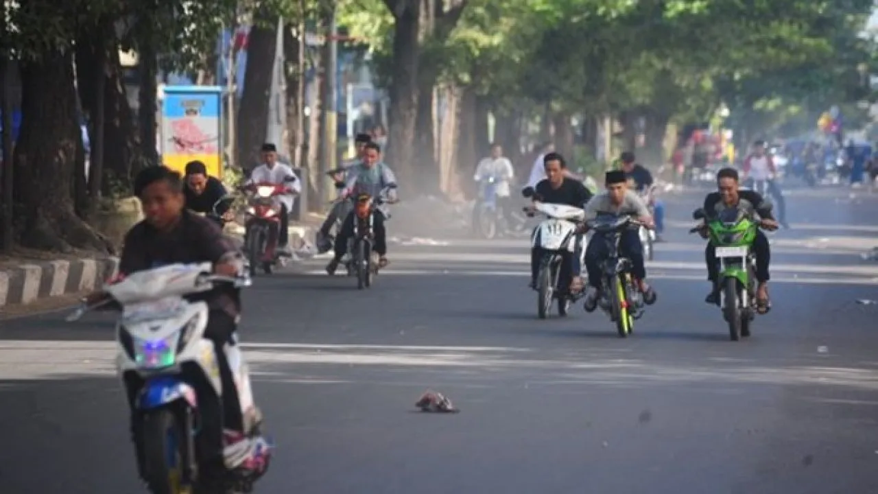 Peserta Balap Liar Kena Mental Diseruduk SUV Plat Dinas TNI dan Terancam Kurungan 18 Bulan! Peserta balap liar diseruduk mobil dinas TNI