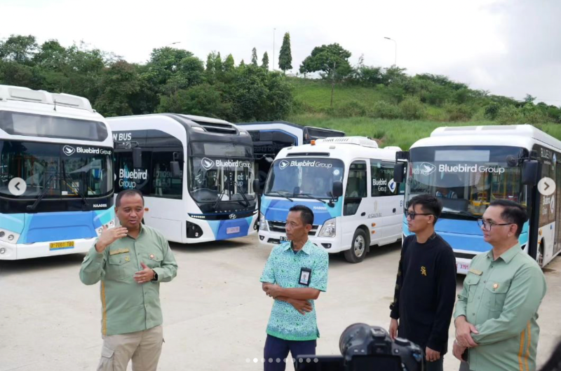 Menteri naik bus listrik Bluebird