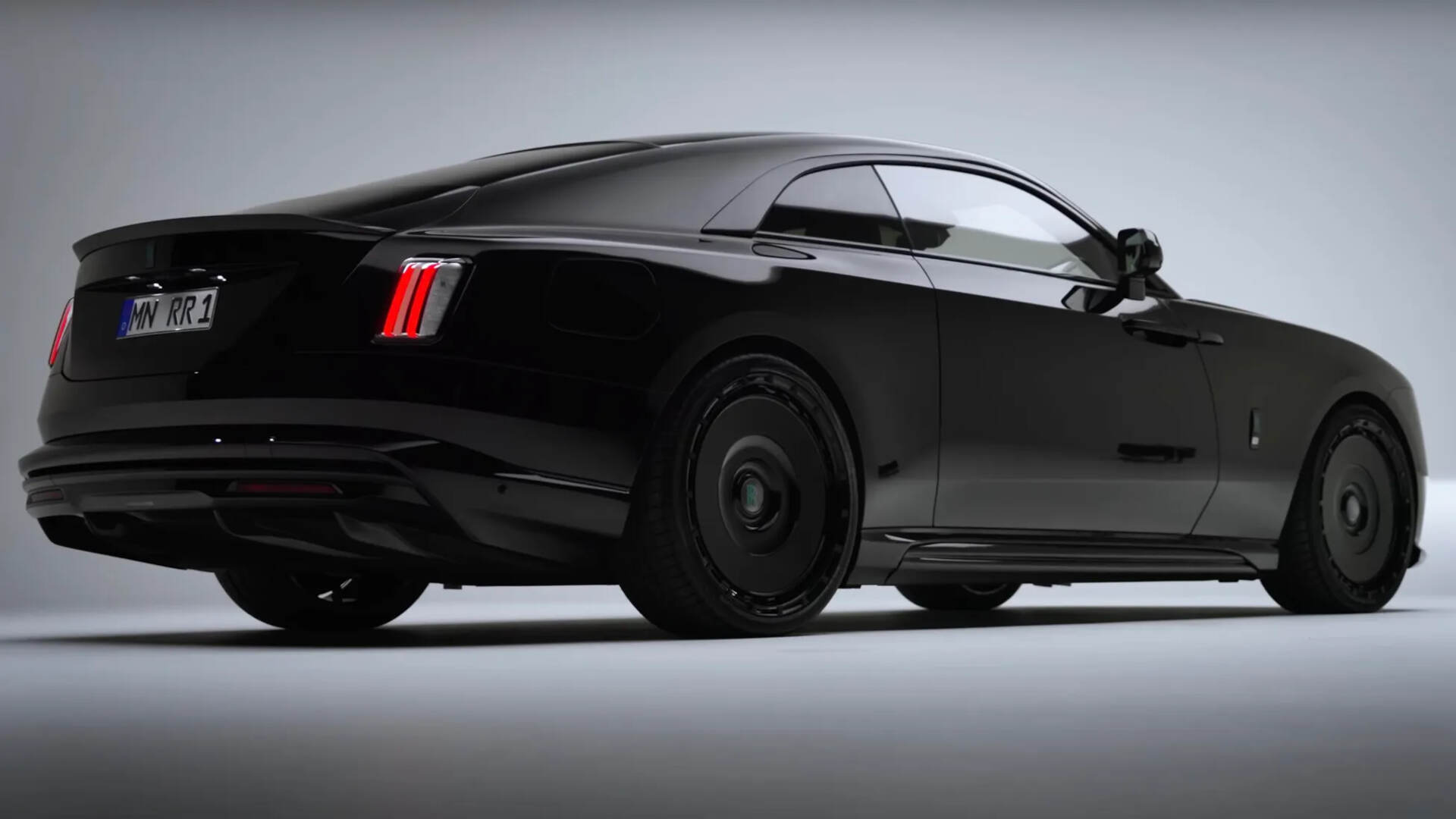 Mobil Listrik Termewah Kena Pisau Bedah Modifikasi Rolls-Royce Spectre Spectre nampak merunduk 35 mm berkat kit suspensi baru