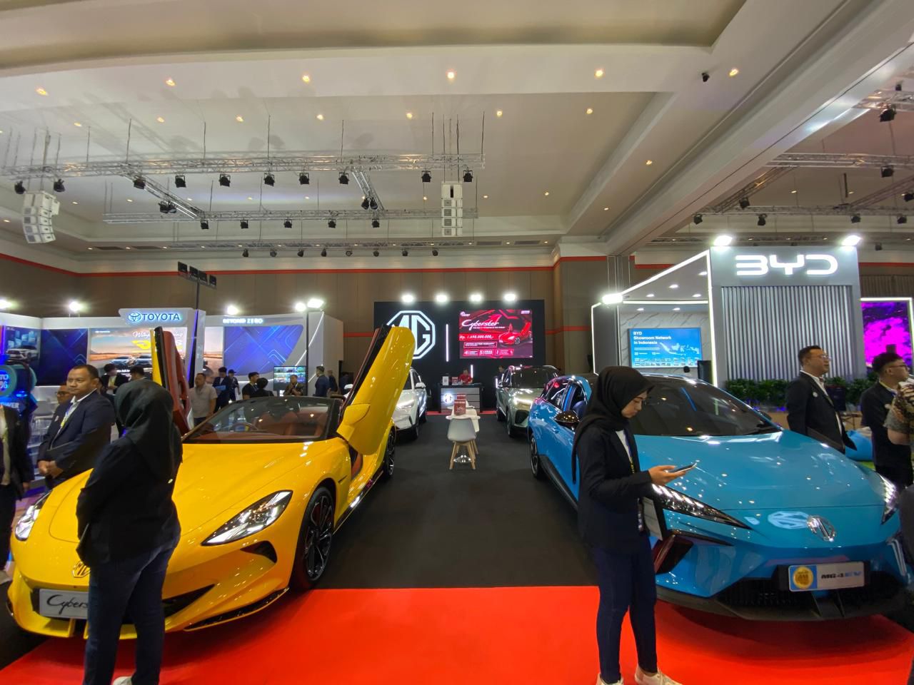 Makan Korban, Ini Penampakan MG ZS EV Putih Mundur Hajar Booth di GIIAS Bandung 2024 Booth MG di GIIAS Bandung 2024