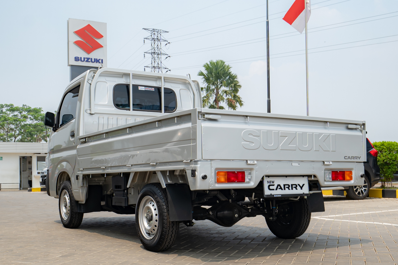 Suzuki New Carry memiliki panjang bak 2.505 mm dan lebar 1.665 mm (untuk varian flat deck) maupun 1.745 mm (untuk varian wide deck)