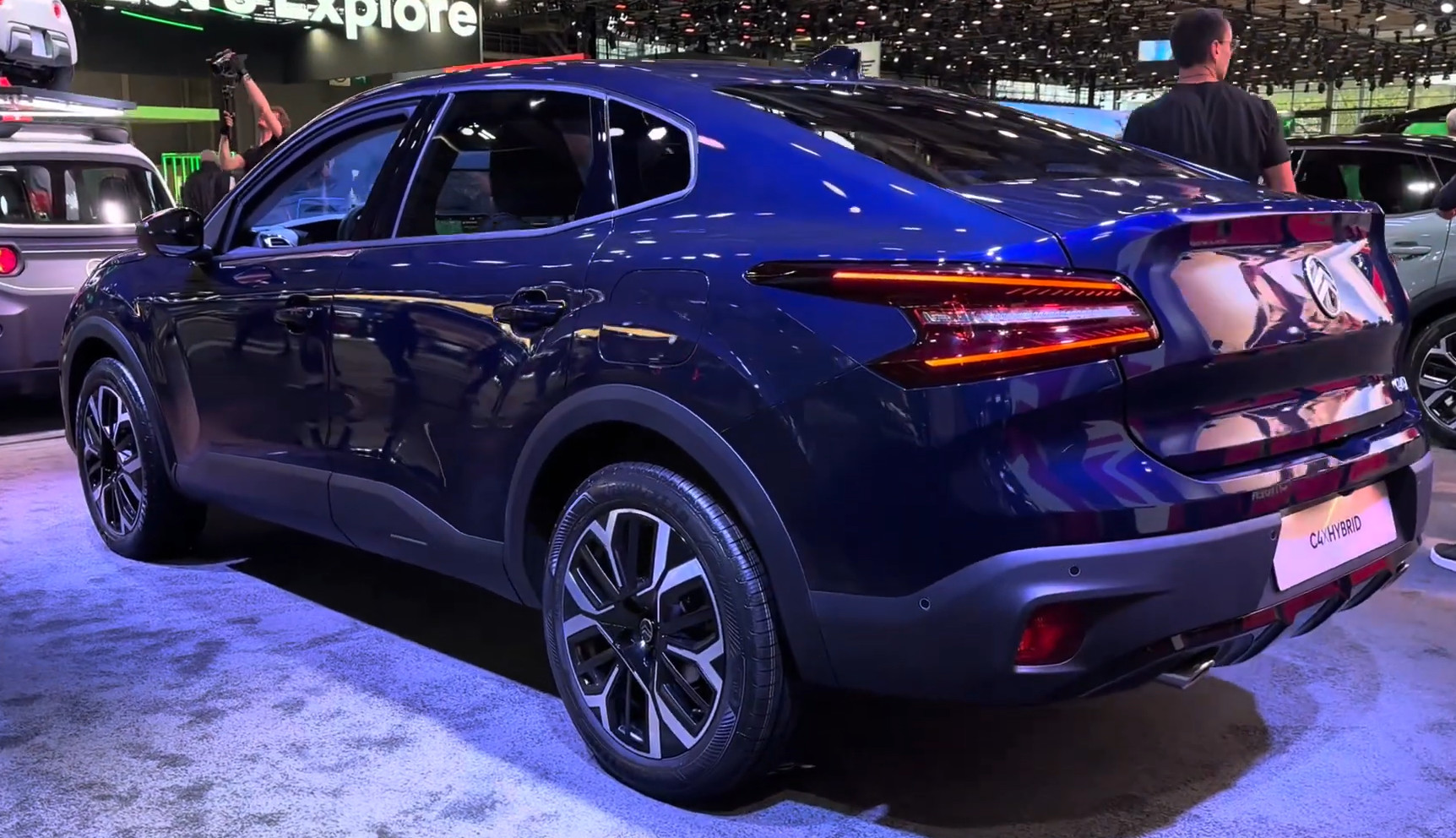 Langsung dari Paris Motor Show 2024 : Spesifikasi Citroen C4 dan C4 X Berjantung Hybrid Buritan Citroen C4 4 Hybrid lebih terlihat gaya fastback