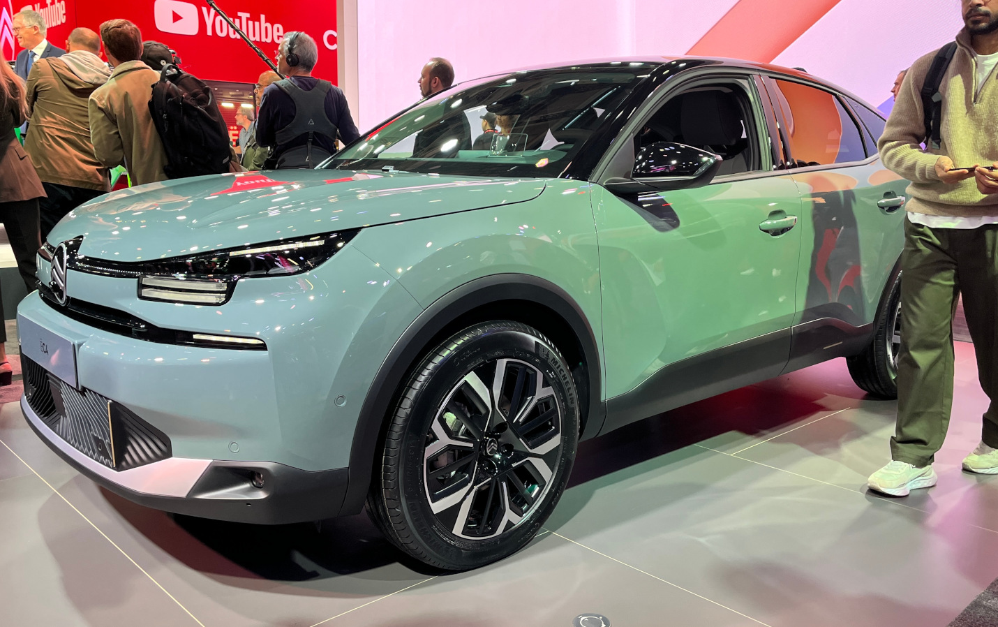 Langsung dari Paris Motor Show 2024 : Citroen eC4 Bisa Dipesan Konsumen Indonesia by Order Tampilan luar Citroen eC4 baru lebih fresh