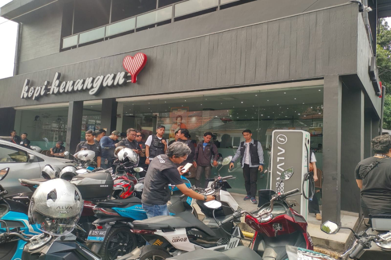 ALVA bangun charging station salah satunya di store Kopi Kenangan