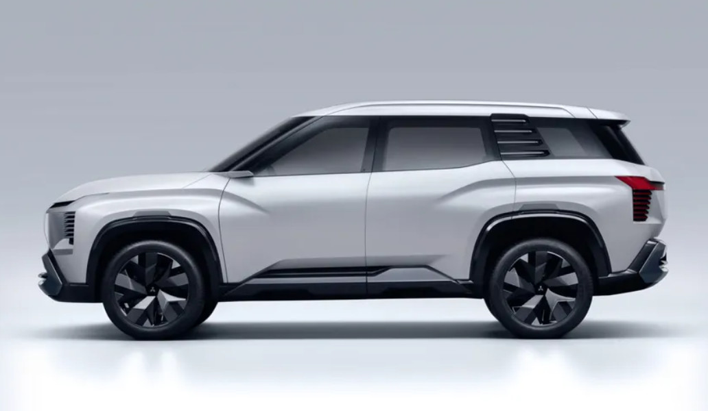 Wujud Asli Mitsubishi DST Concept Sang XForce 7-Seater Pas Tantang Santa Fe Baru? Profil samping DST Concept juga tampak serupa dengan XForce menggunakan garis bahu melebar