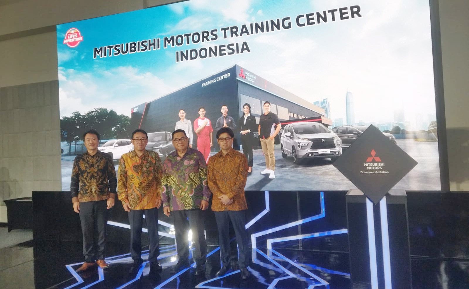 Telan Investasi Rp 250 Miliar, Mitsubishi Motors Training Center di Cibitung Terbesar se-Asia Tenggara (Kiri - Kanan) ARATA TAKAHASHI, DIVISION GENERAL MANAGER MITSUBISHI MOTORS CORPORATION
- ATSUSHI KURITA, PRESIDENT DIRECTOR PT MITSUBISHI MOTORS KRAMA YUDHA SALES INDONESIA
- RIZWAN ALAMSJAH, KOMISARIS – PT KRAMA YUDHA
- NAOYA NAKAMURA, GENERAL MANAGER, INDONESIA AUTOMOTIVE DEPT., AUTOMOTIVE BUSINESS DIV – MITSUBISHI CORPORATION