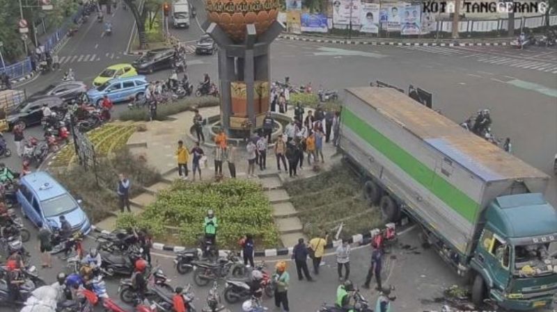 Kronologi Truk Kontainer Maut di Cipondoh, Tabrak 15 Kendaraan image1483