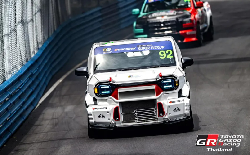 Gazoo Racing Permak Toyota Hilux Rangga Turun Balapan Meski tak terlihat kabin nampak dilucuti untuk mereduksi bobot