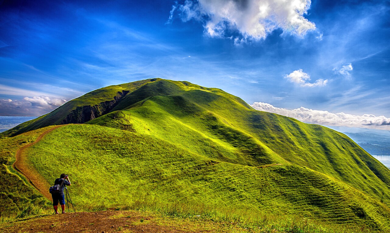 Pesona keindahan Bukit Holbung bisa menjadi opsi saat ke Danau Toba