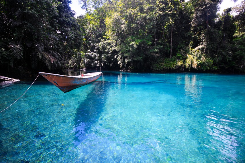 7 Destinasi Wisata Keluarga Wajib Dikunjungi Saat Libur di Seluruh Nusantara Danau Labuan Cermin nan asri