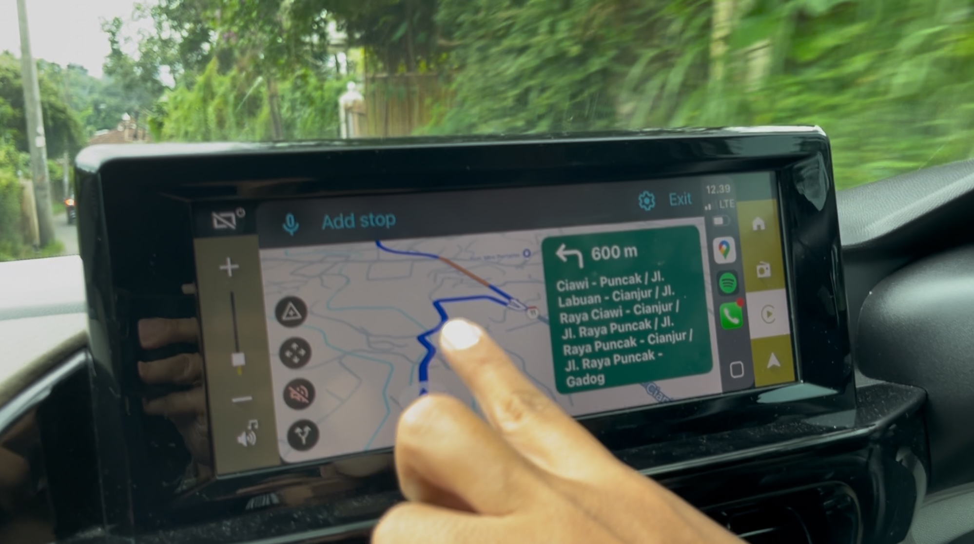 Konektivitas ke Apple Carplay dan Android Auto memudahkan untuk melihat maps misalnya