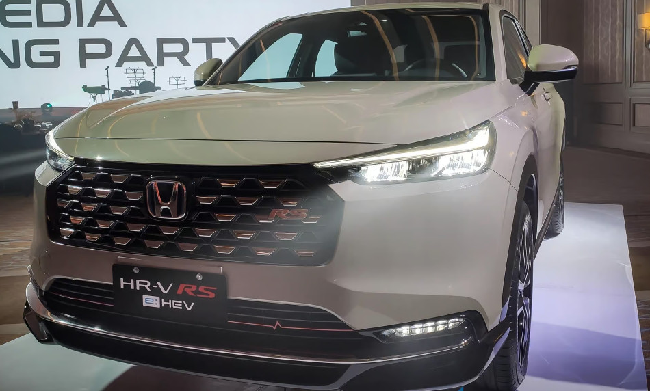 Ada beberapa perbedaan desain antara HR-V e:HEV dengan HR-V biasa