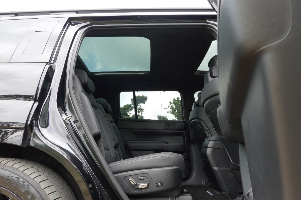 Dual Panoramic Sunroof bikin kabin lega