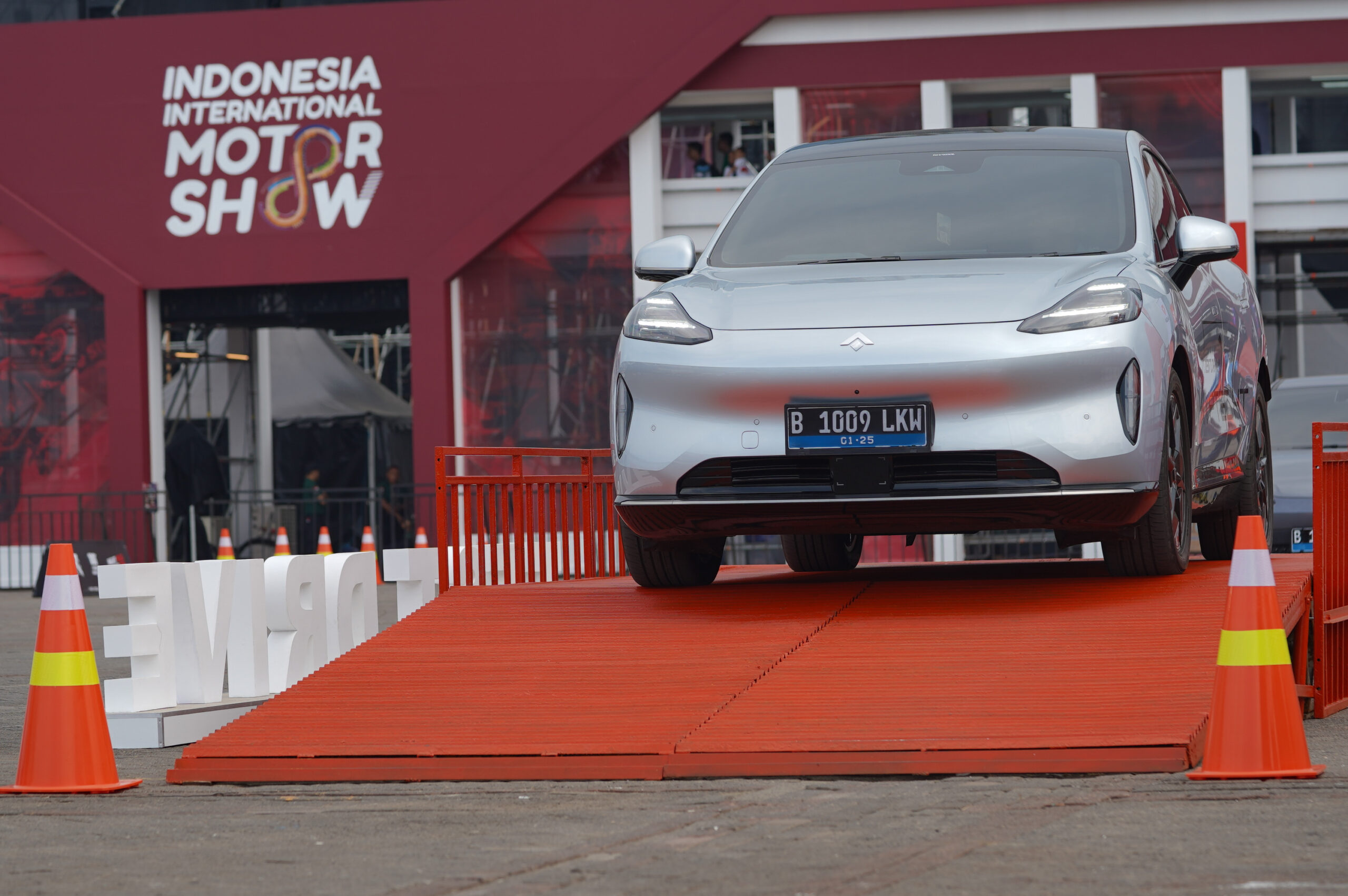 Test drive mobil AION di IIMS 2025