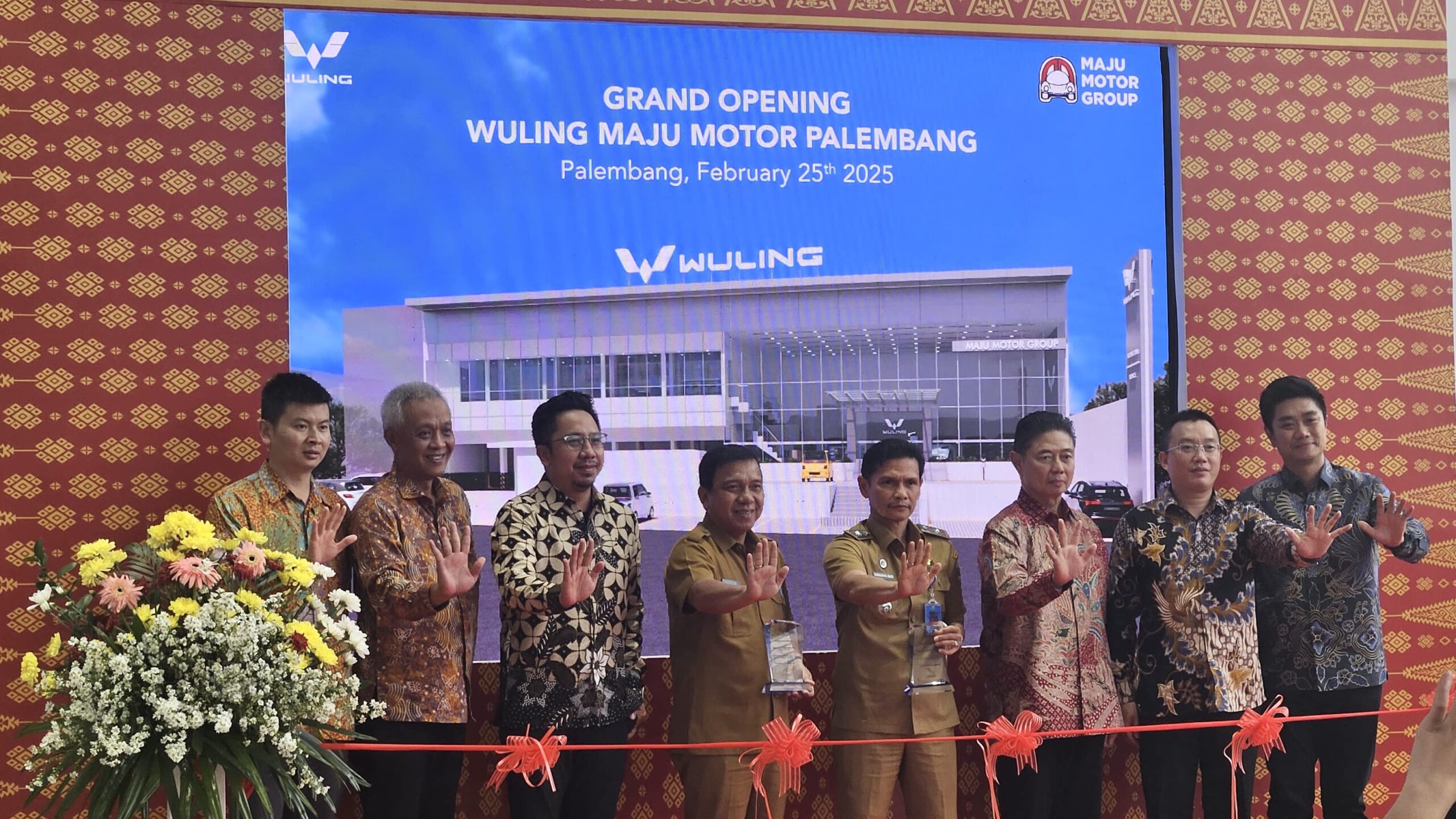 Foto bersama jajaran manajemen Wuling Motors dan Maju Global Motor serta perwakilan pemerintah setempat dalam acara Grand Opening Wuling Maju Motor Palembang scaled