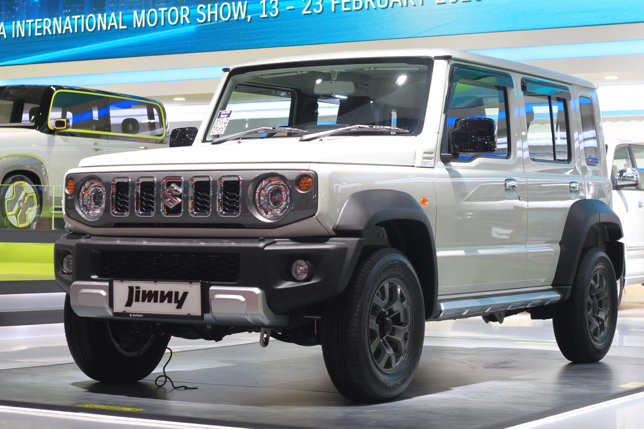 Pesona Suzuki JImny 5 Pintu kombinasi gagah dan tangguh