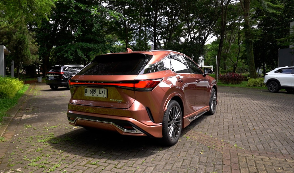 Lexus RX 450h+ Luxury pasang bodykit sporty 