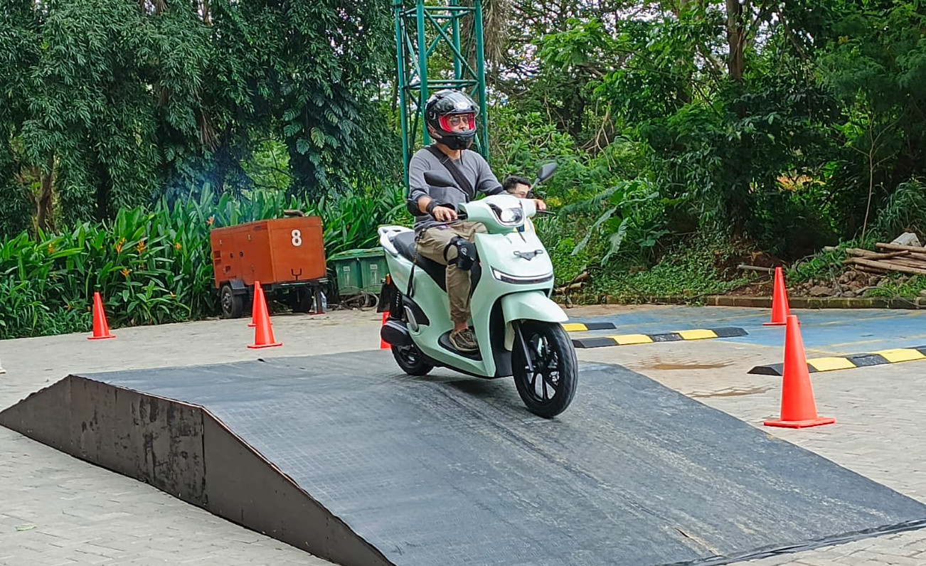 Sesi test ride motor listrik Adora