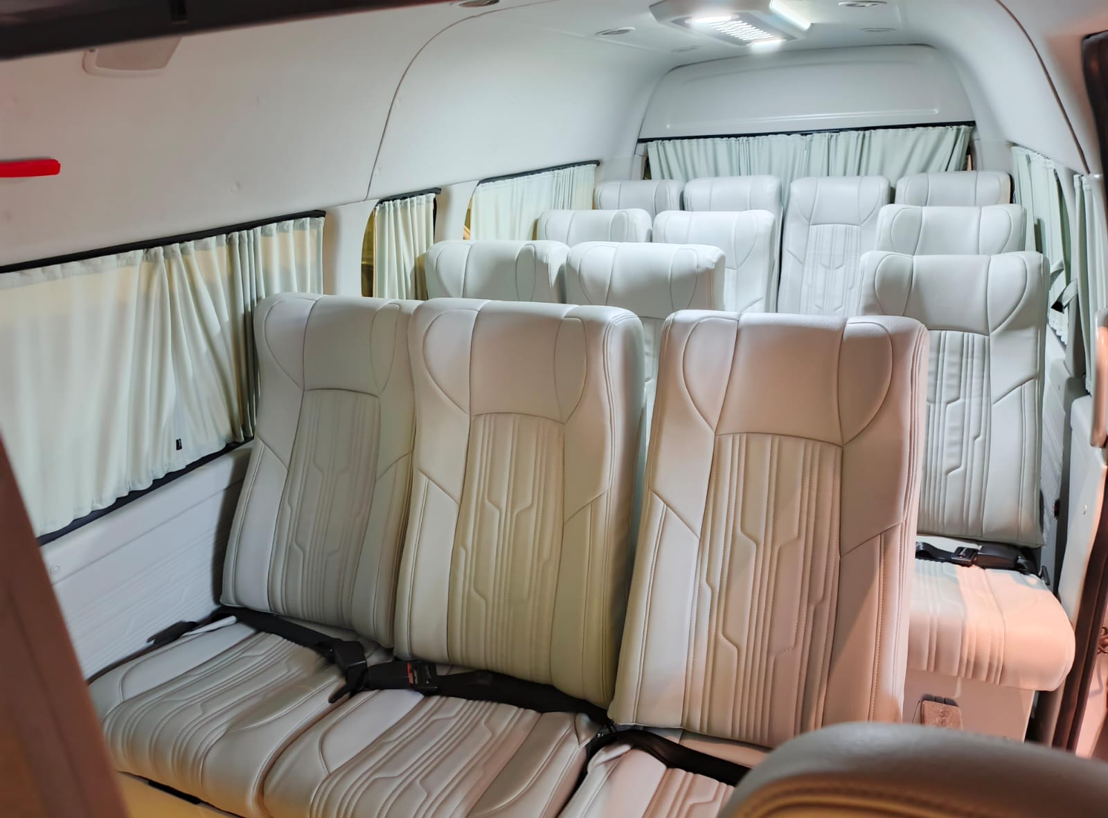 Kabin HiAce Commuter dengan 13 seat bikinan Baze