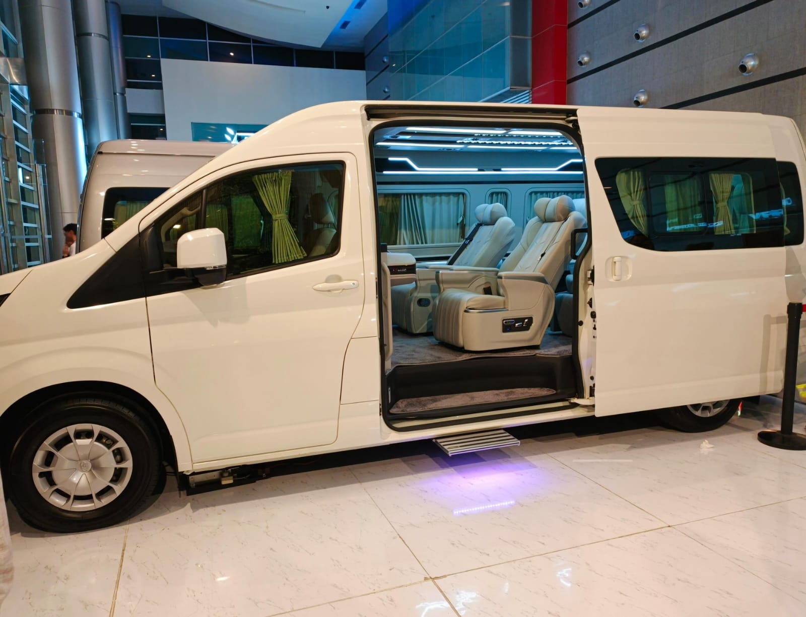 Toyota HiAce Premio dengan paket Premium Ultimate Plus 