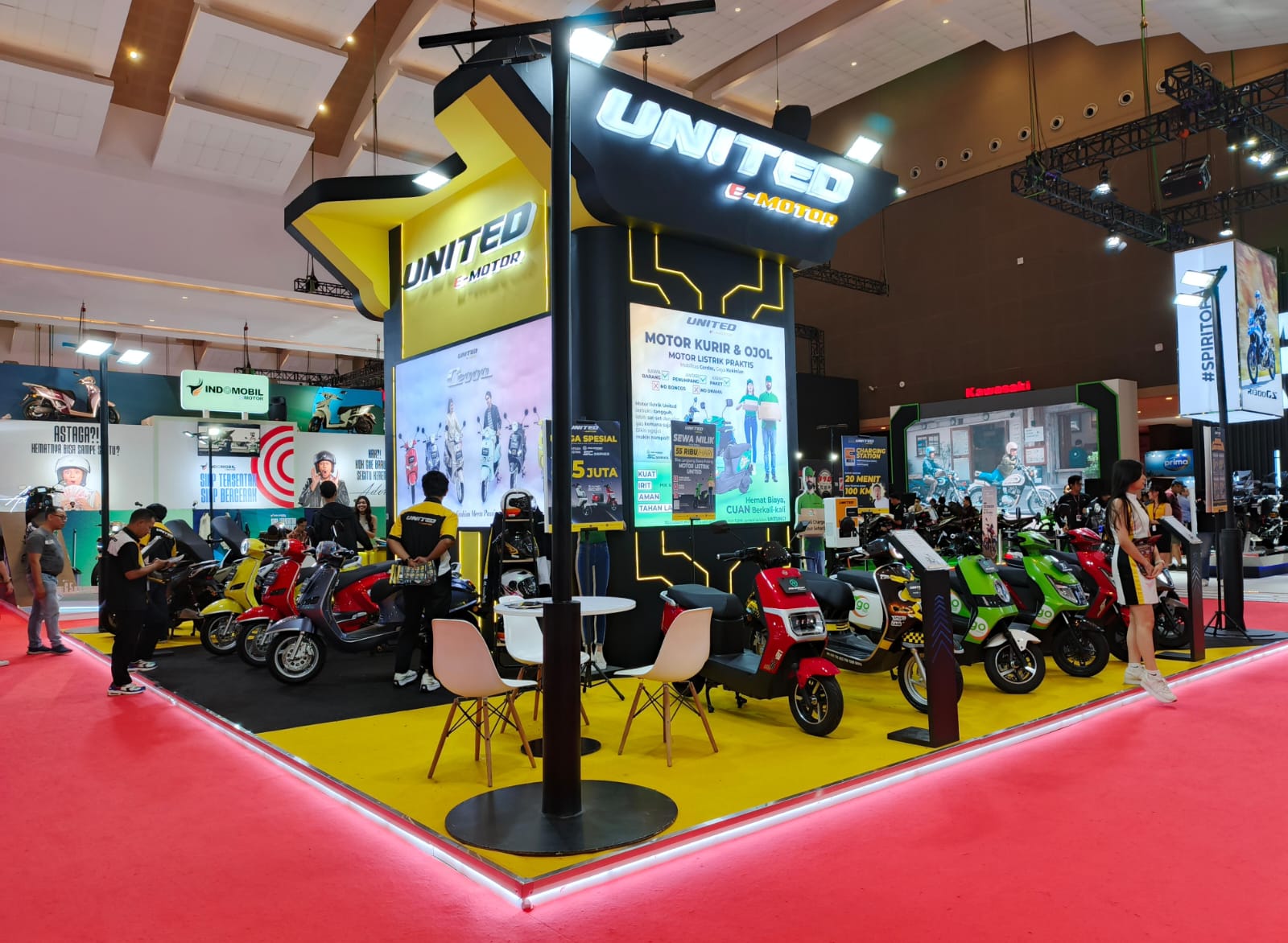 Booth sepeda listrik dan motor juga tebar promo di IIMS 2025