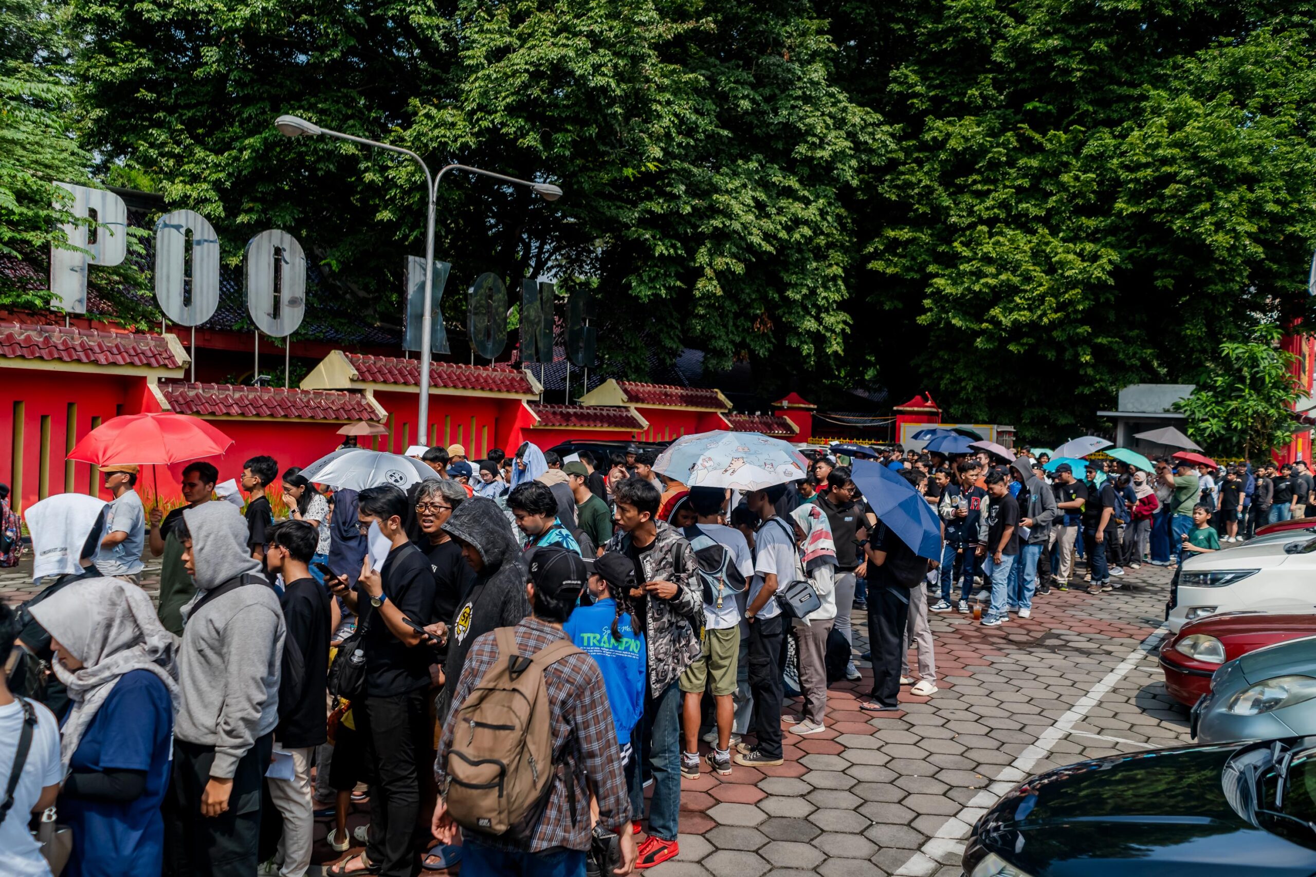 IMX Semarang 2025 Berjalan Meriah Dipadati Ribuan Penonton Antrean Masuk IMX 2025 Semarang scaled