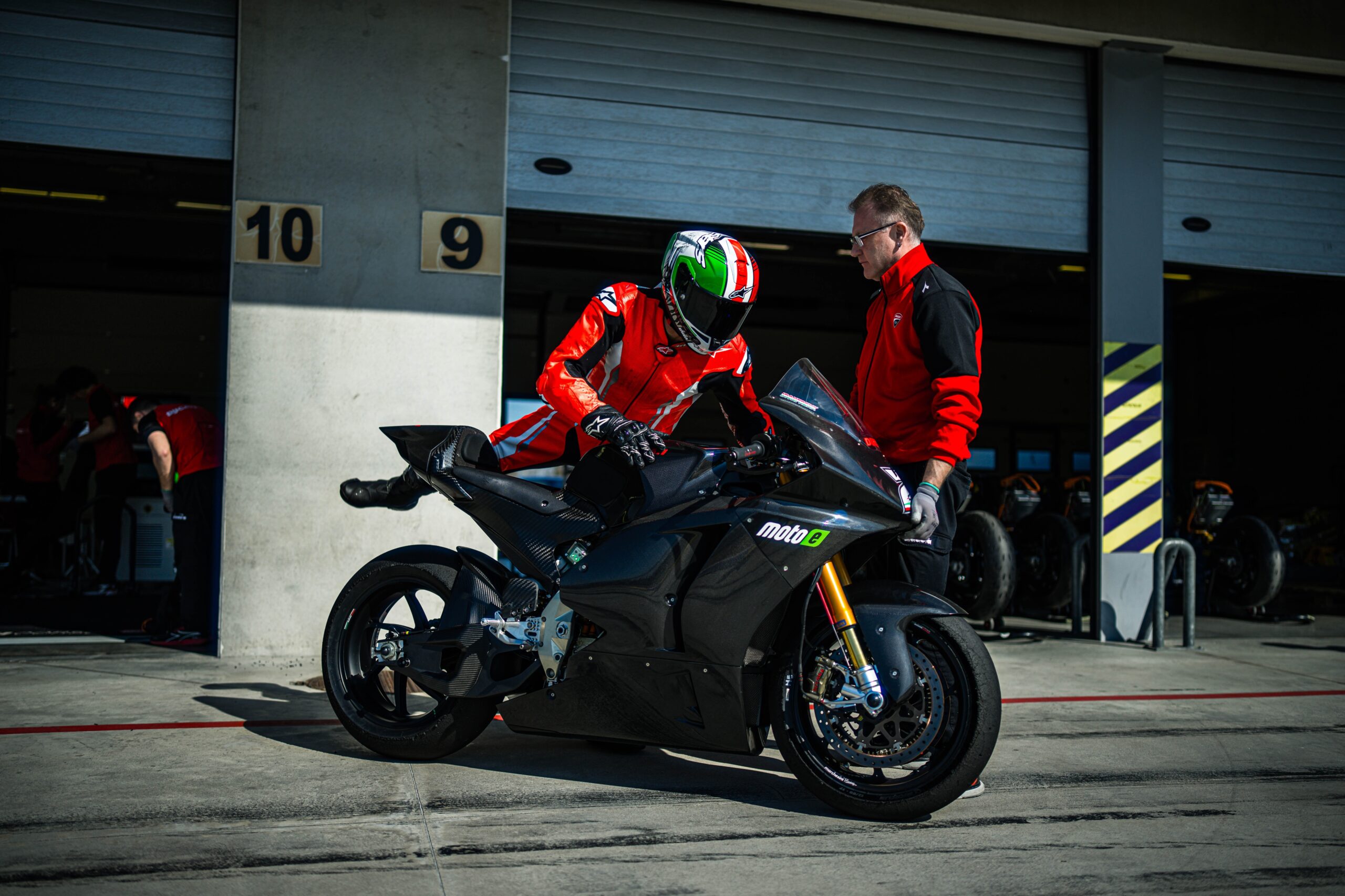 DUCATI MOTOE V21L BATTAINI ACTION 2025 MODENA 2 UC776429 High scaled