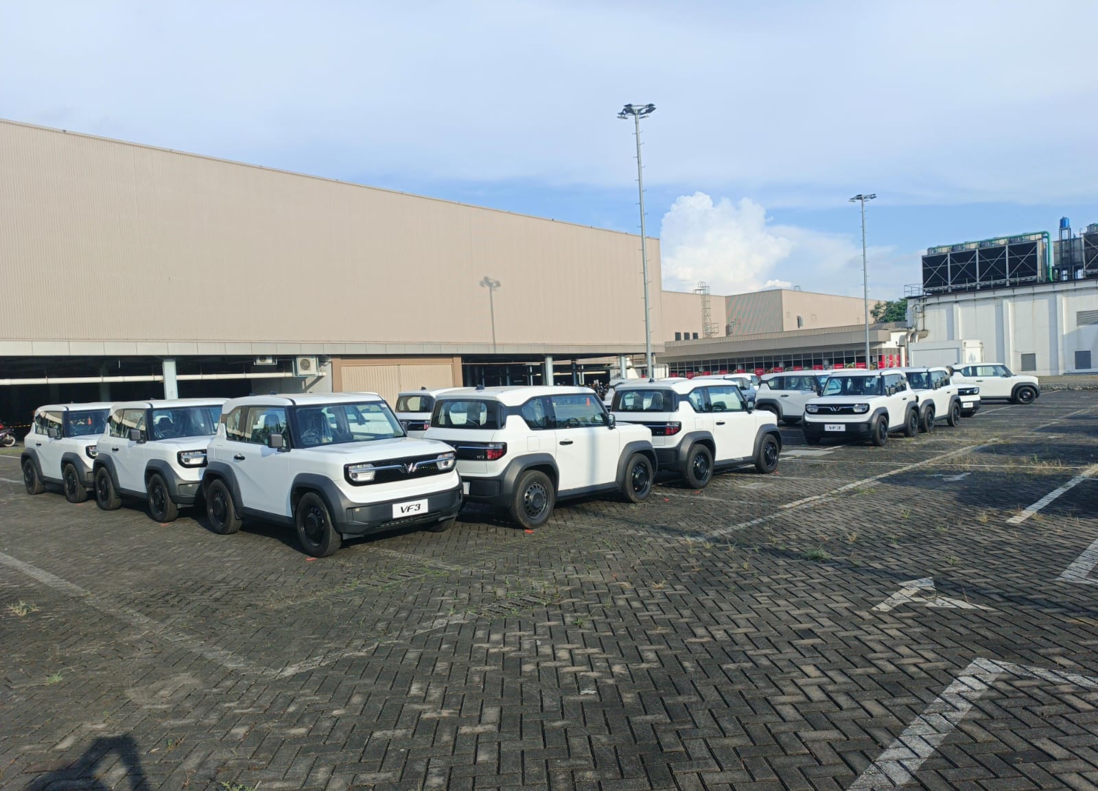 100 Konsumen Pertama Terima Unit VinFast VF 3 vinfast VF3 4
