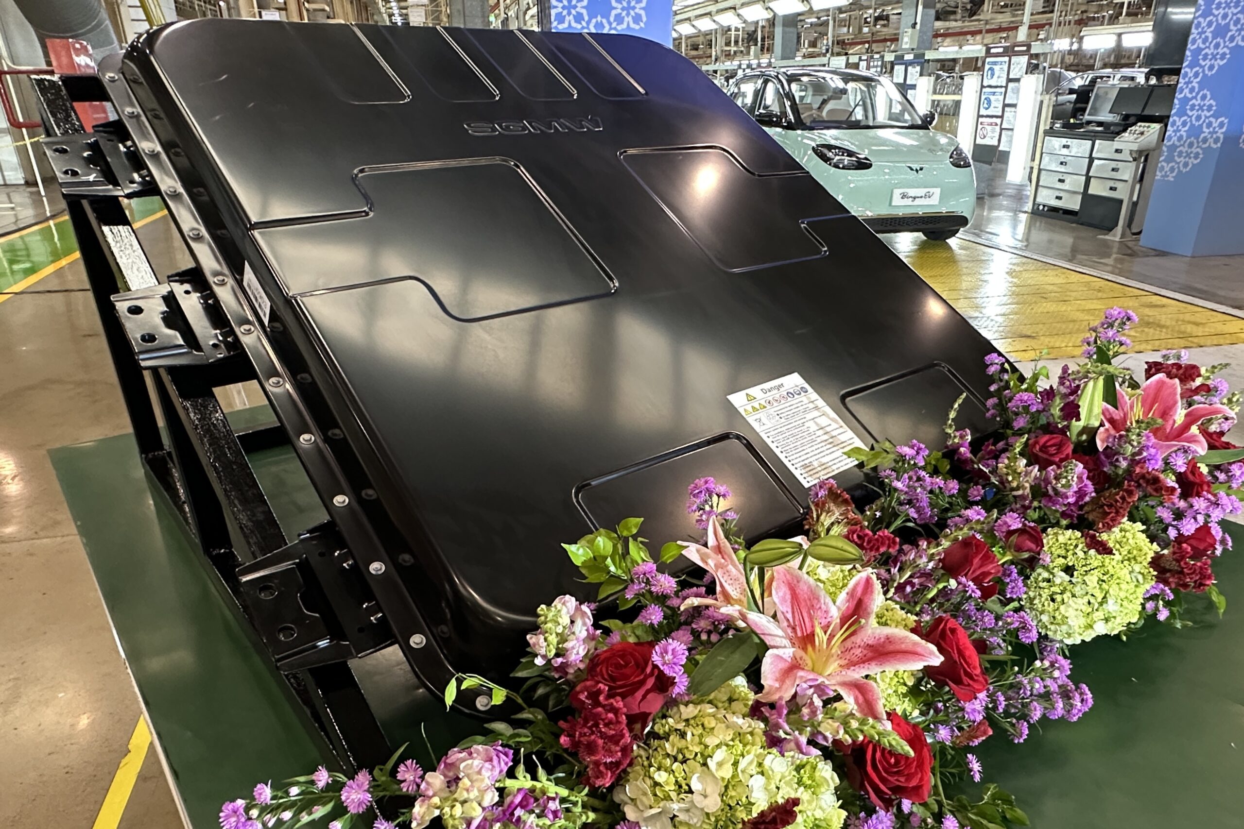 Turut merayakan hasil perakitan MAGIC battery secara lokal yang akan digunakan untuk produksi EV Wuling scaled