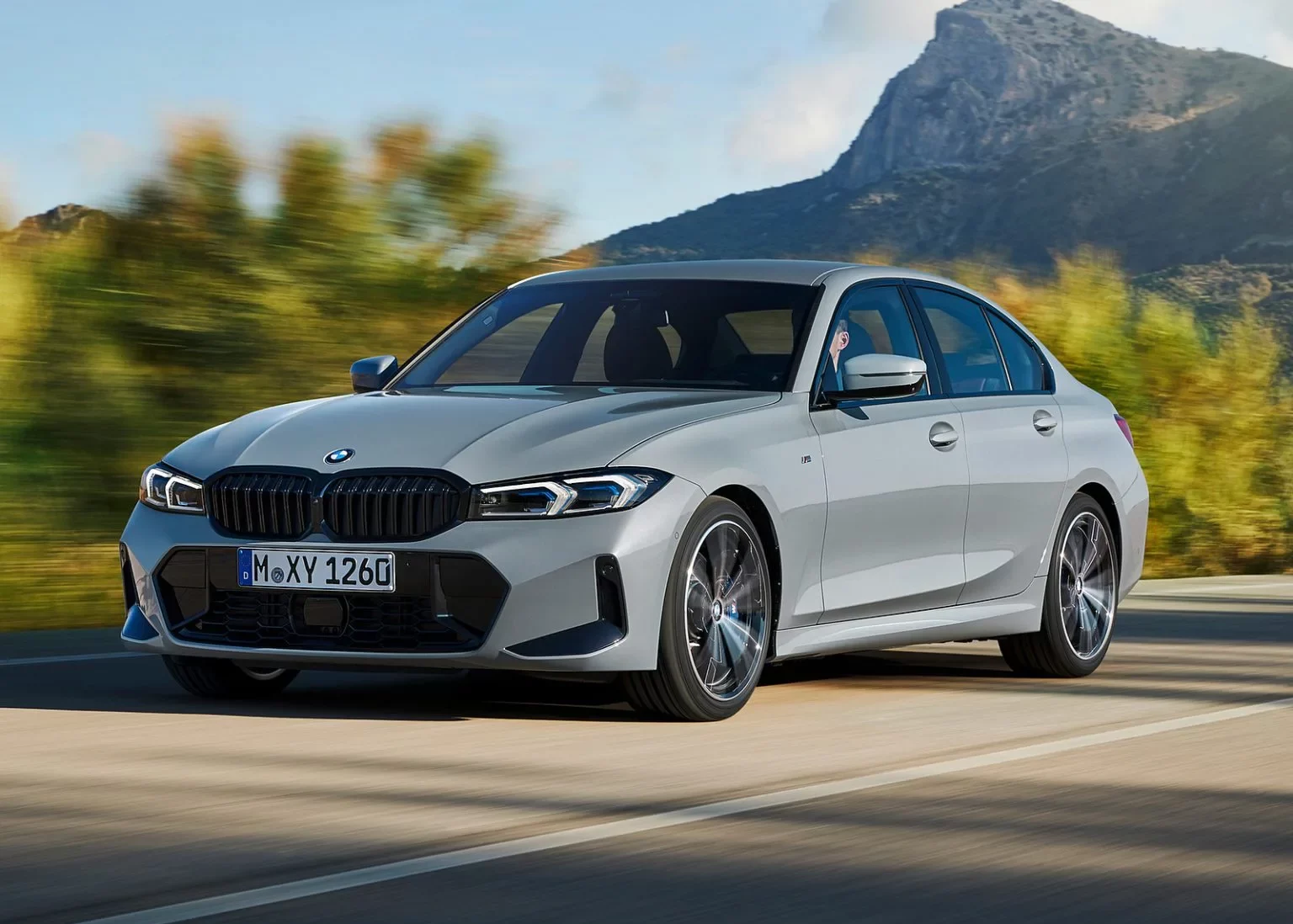 BMW seri 3 mobil sedan mewah - moladin