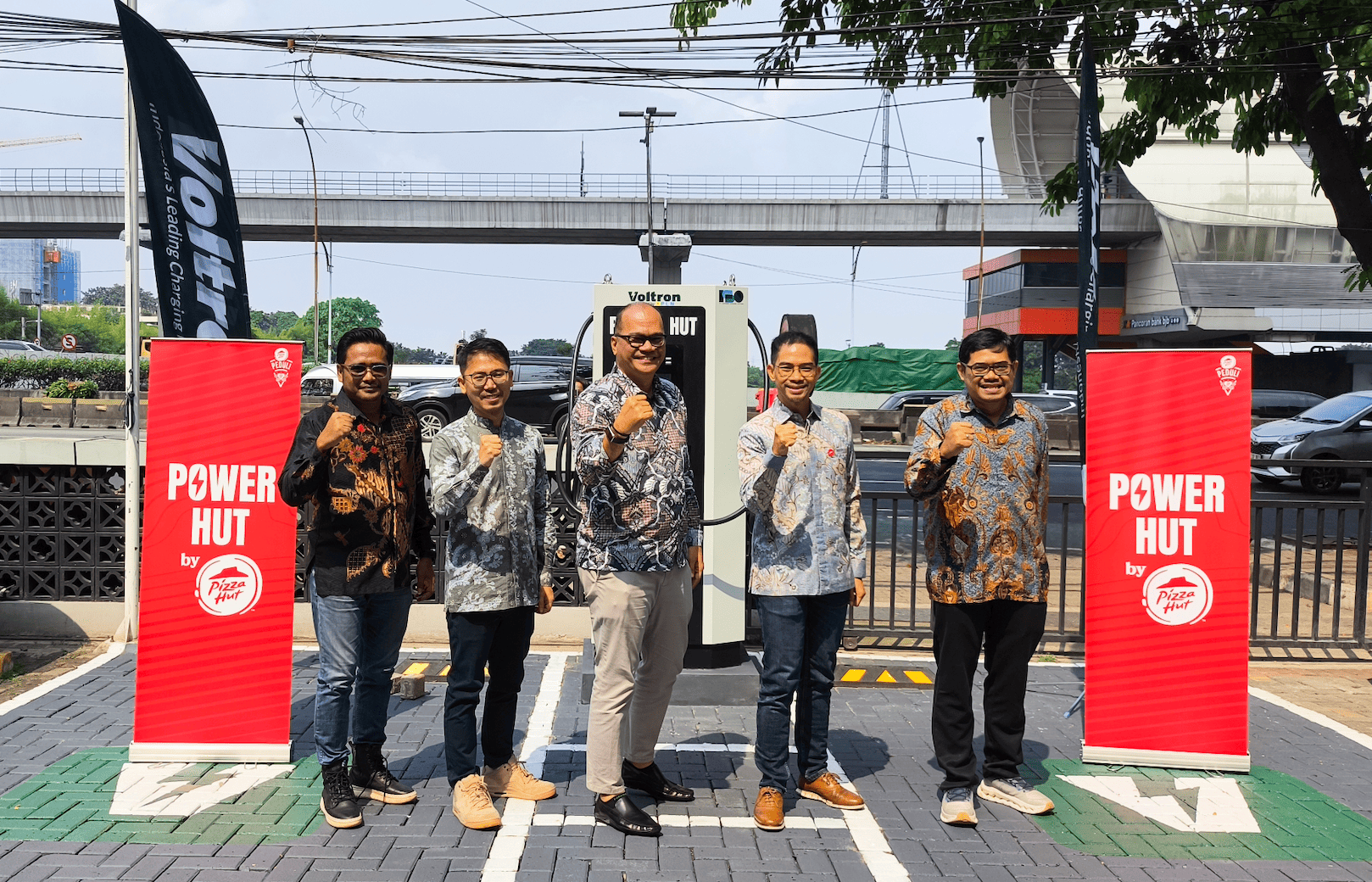 Fasilitas Pengisian Daya Voltron Hadir di Seluruh Dealer Resmi Geely Foto 1 Geely Auto Indonesia dan Voltron berkolaborasi menghadirkan charging station di seluruh diler Geely untuk mendukung percepatan penggunaan kendaraan listrik nasional