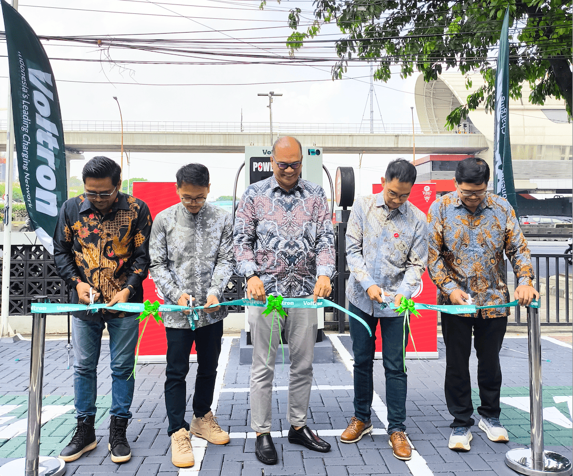 Fasilitas Pengisian Daya Voltron Hadir di Seluruh Dealer Resmi Geely Foto 2 Simbolisasi kerja sama dengan Voltron dan Geely menandakan komitmen dalam mempercepat transisi kendaraan listrik di Indonesia