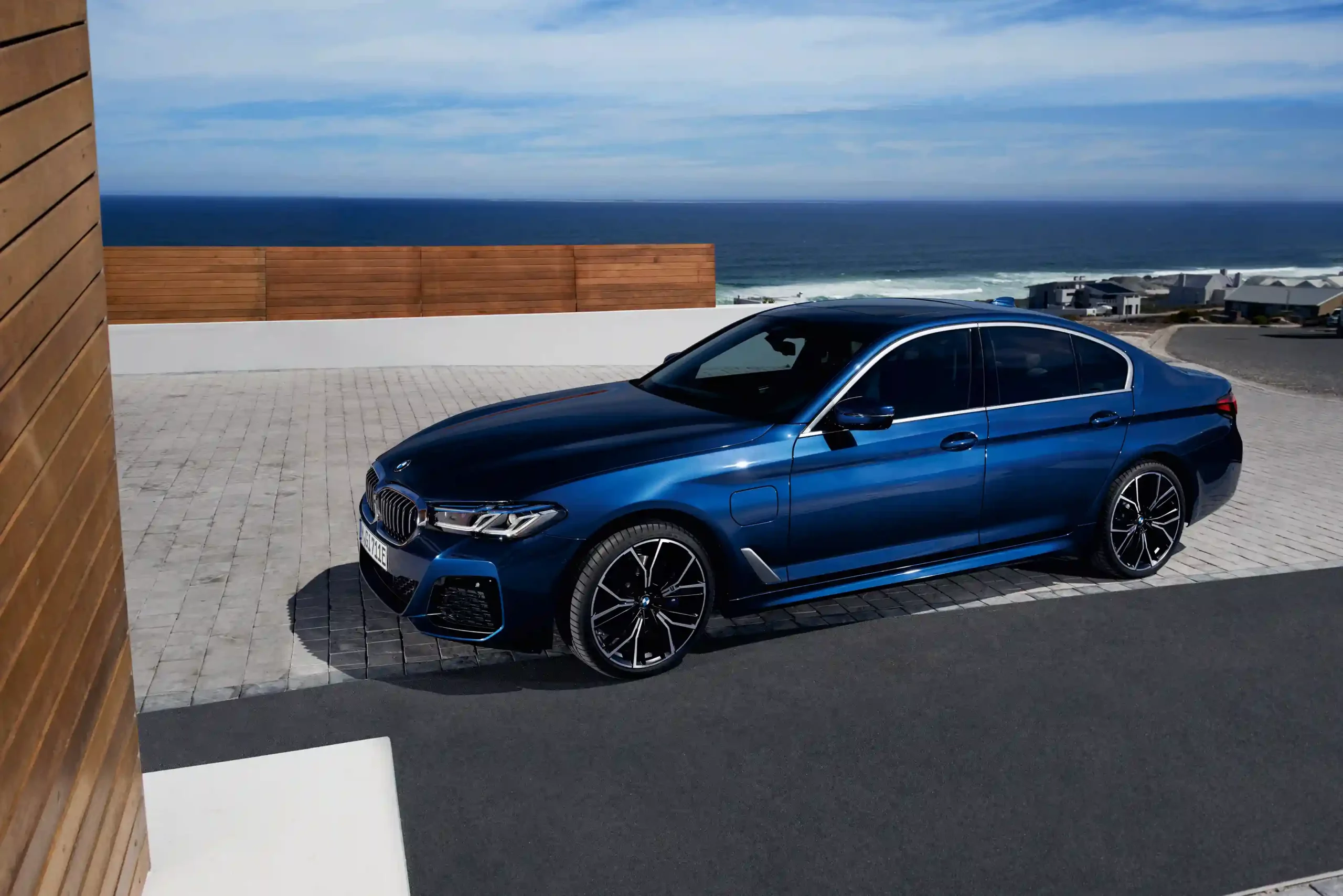 mobil sedan mewah BMW Seri 5 - Moladin