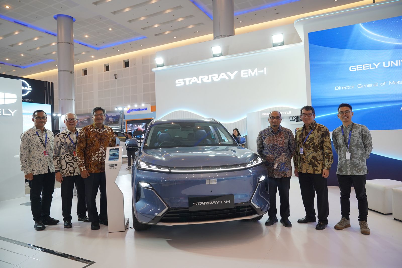 Foto 8 Momen bersama jajaran pejabat serta manajemen Geely Auto Indonesia saat di booth Geely di GIIAS Surabaya 2025