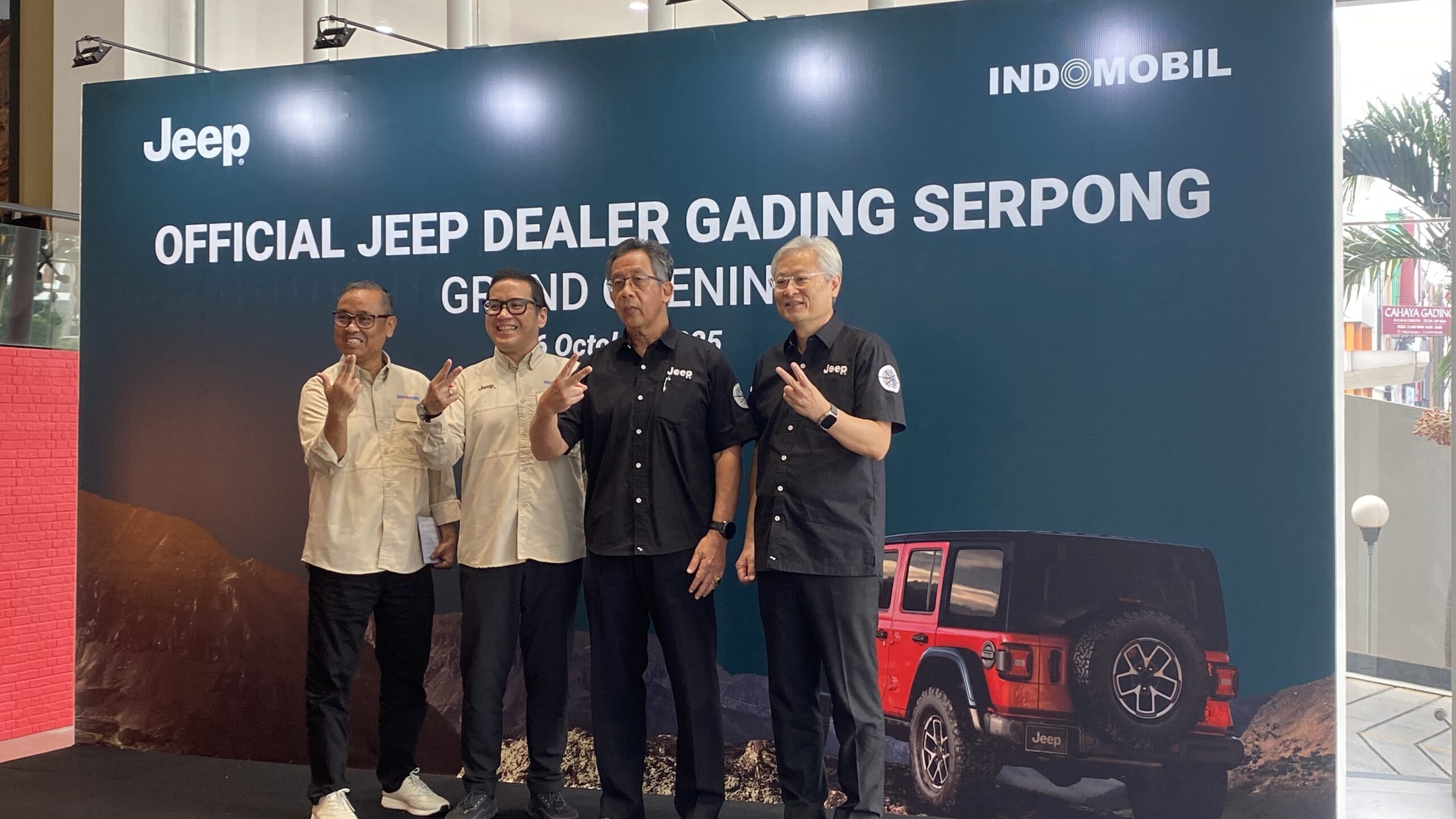 Simbolisasi pembukaan dealer Jeep Gading Serpong