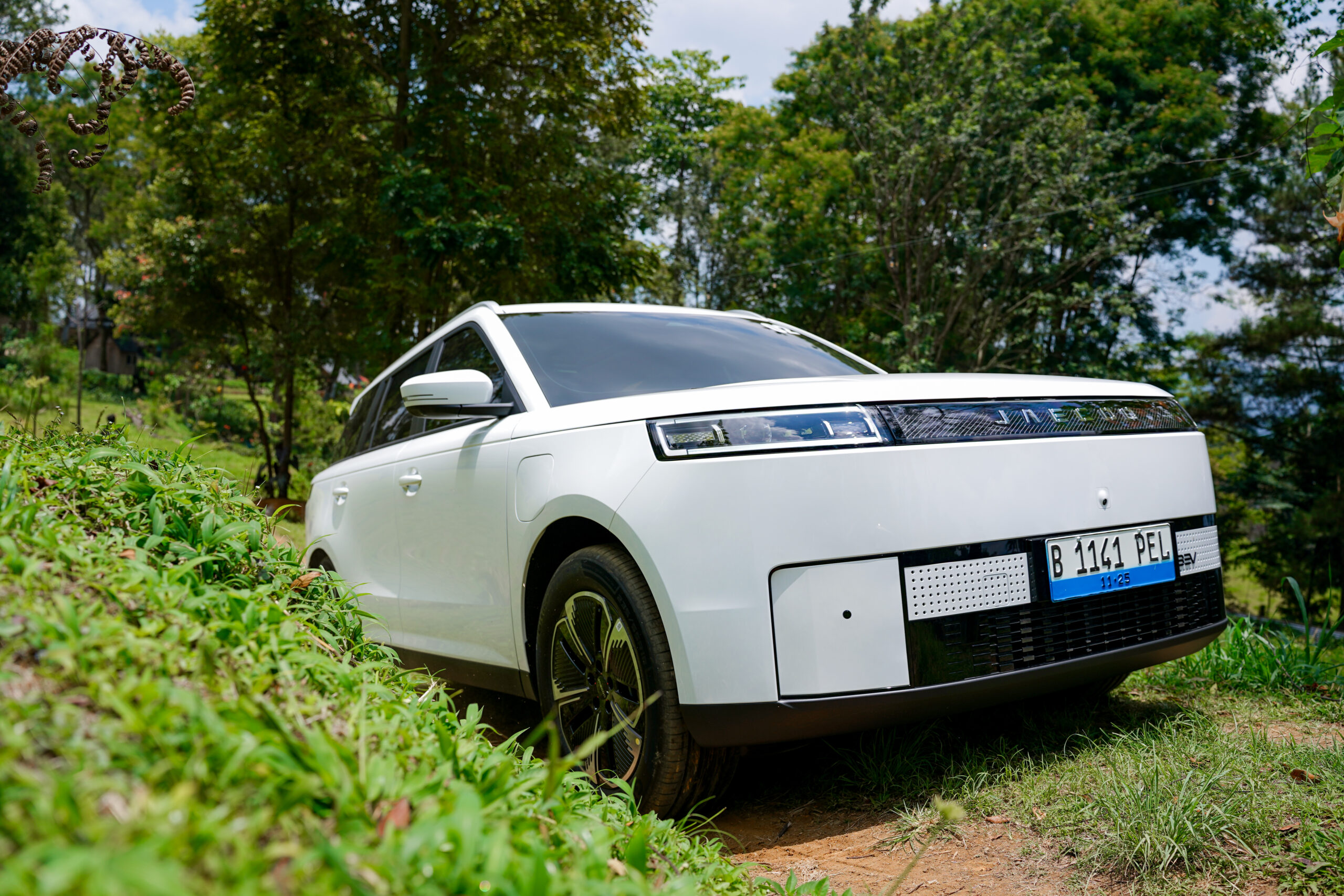 Foto 2 – Tampak Depan JAECOO J5 EV dengan ground clearance 200 mm dirancang untuk menghadapi berbagai kondisi jalanan di Indonesia scaled