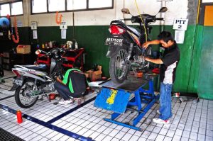 Servis Motor Secara Berkala, Penting Nggak?