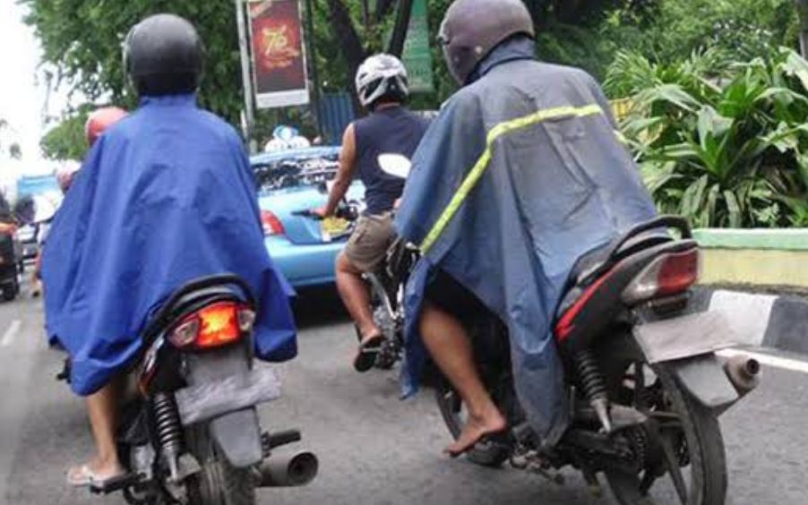 berkendara menggunakan sendal jepit