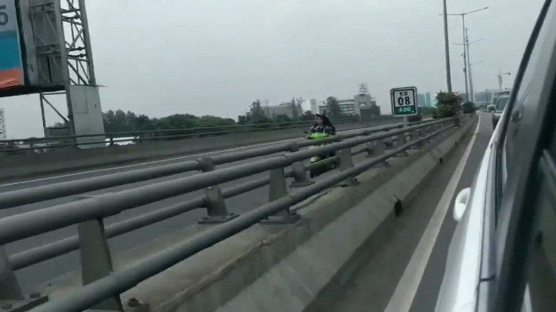 berkendara melawan arus 001