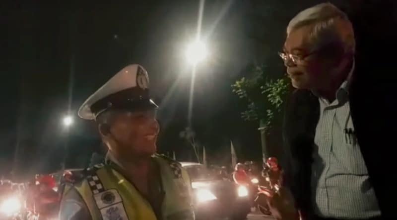 heboh-professor-hukum-ceramahi-polantas-saat-menilang