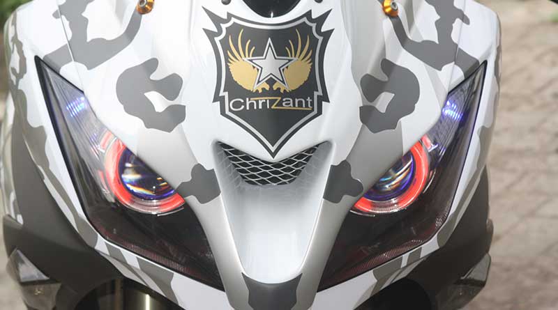 Logo airbrush pas dengan bohlam LED