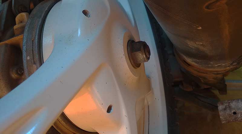 Mur-baut besar ada di as roda depan dan belakang