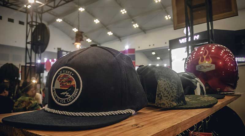 Booth topi dan helm