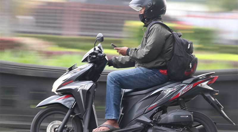 Berkendara Sambil Main Hp